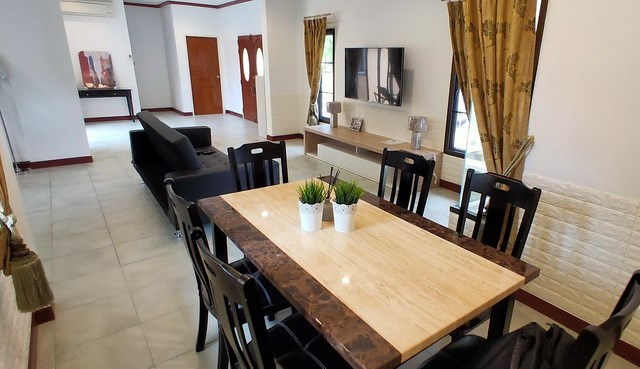 House for rent East Pattaya showing the dining and living areas 