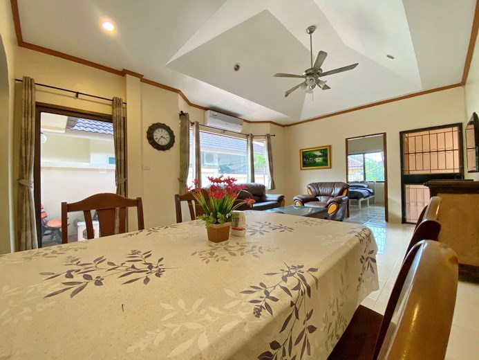 House for rent East Pattaya showing the dining and living areas 