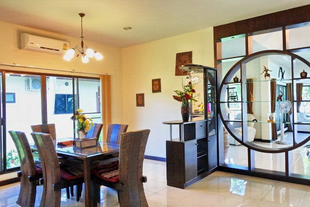 House for rent East Pattaya showing the dining area 