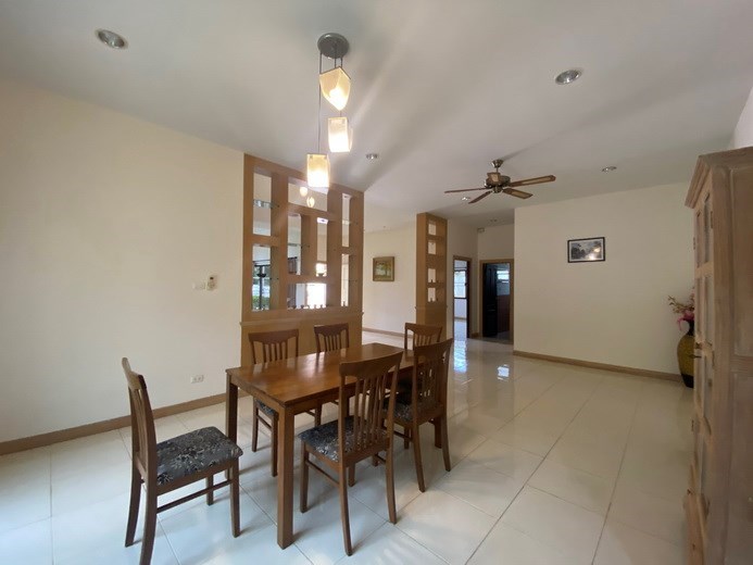 House for rent East Pattaya showing the dining area House for rent East Pattaya showing the dining area