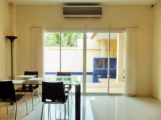 House for rent East Pattaya showing the dining area pool view 