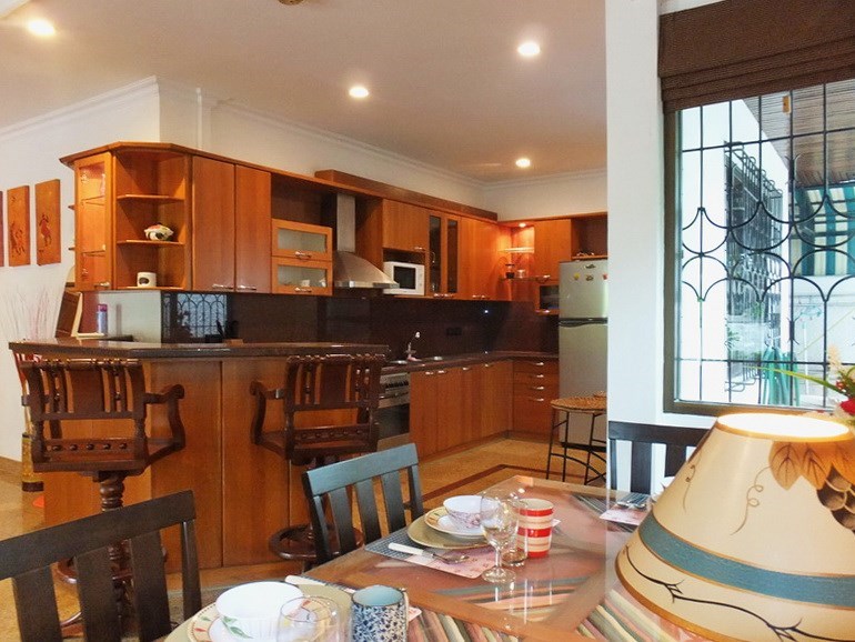 House for rent East Pattaya showing the dining, kitchen and breakfast bar areas 