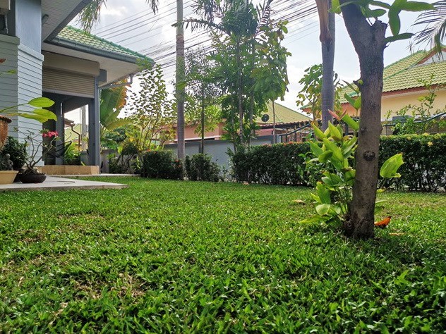 House for rent East Pattaya showing the garden