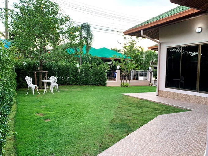House for rent East Pattaya showing the garden and terrace House for rent East Pattaya showing the garden and terrace