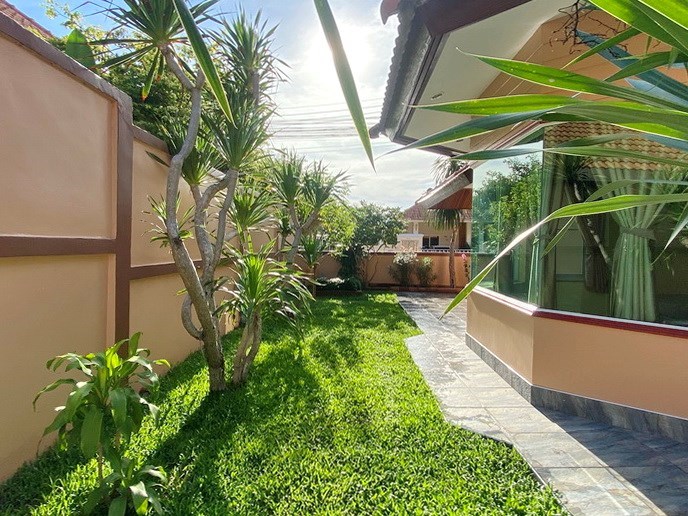 House for rent East Pattaya showing the garden 