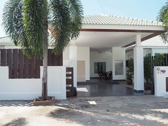 House for rent East Pattaya showing the house and carport House for rent East Pattaya showing the house and carport