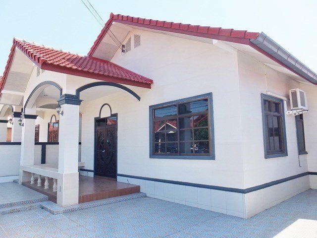 House for rent East Pattaya showing the house and terrace 