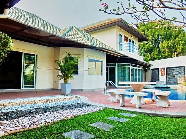 House for rent East Pattaya showing the house and private pool 