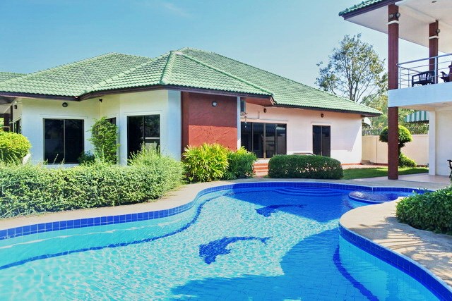 House for Rent East Pattaya showing the house and pool 