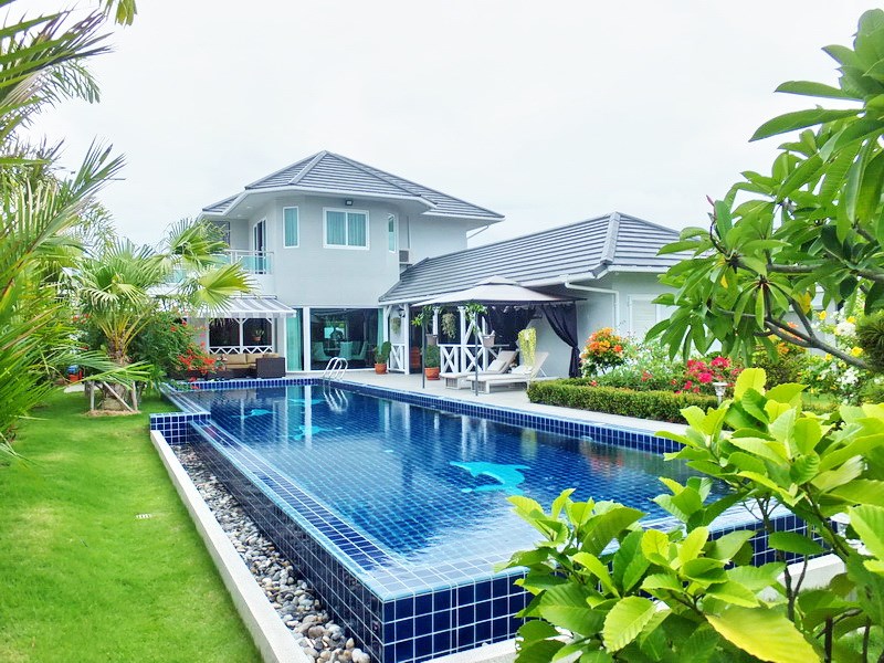 House for rent East Pattaya showing the house and private pool 