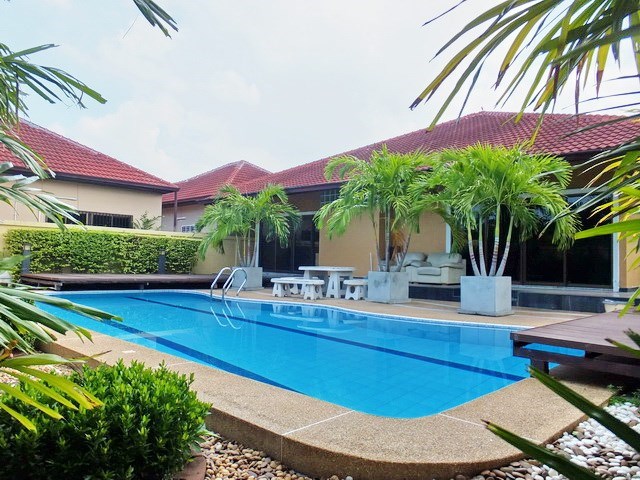 House for rent East Pattaya showing the house and pool