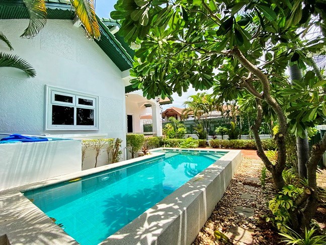 House for rent East Pattaya showing the house and pool 