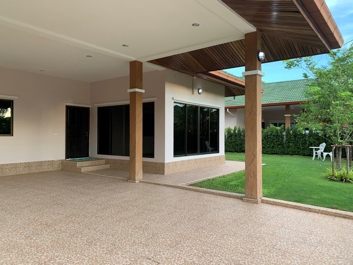 House for rent East Pattaya showing the carport and garden House for rent East Pattaya showing the carport and garden