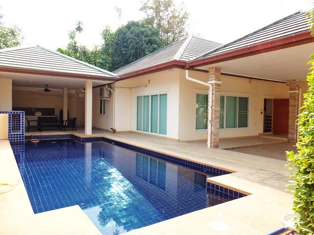 House for rent East Pattaya showing the house, pool and terraces 