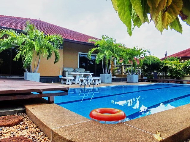 House for rent East Pattaya showing the house, pool and covered terraces