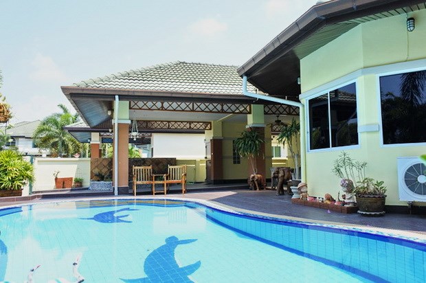 House for rent East Pattaya showing the house, terrace and pool 