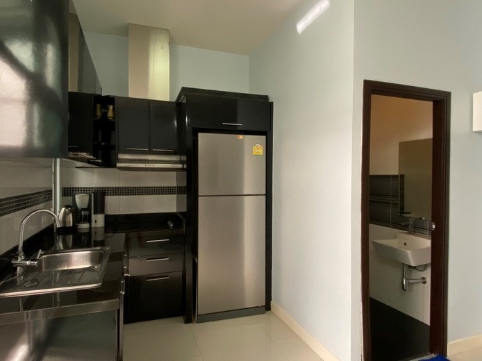 House for rent East Pattaya showing the kitchen and guest bathroom House for rent East Pattaya showing the kitchen and guest bathroom