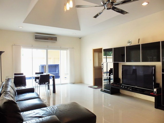 House for rent East Pattaya showing the living and dining areas 