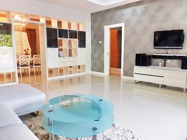 House for rent East Pattaya showing the living and dining areas 