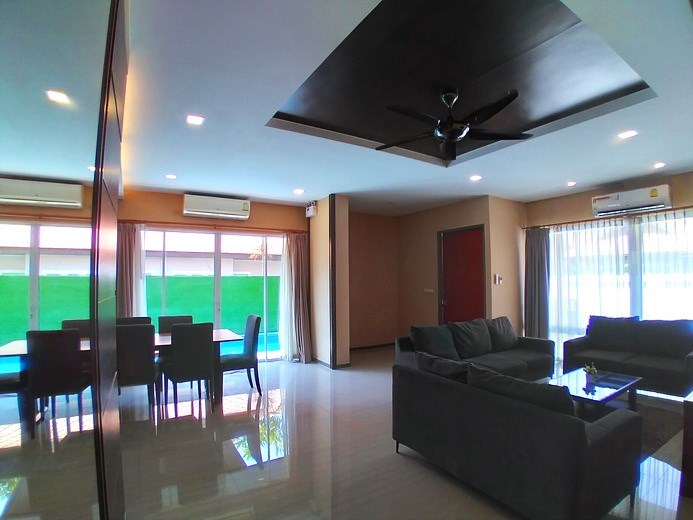 House for rent East Pattaya showing the living and dining areas 