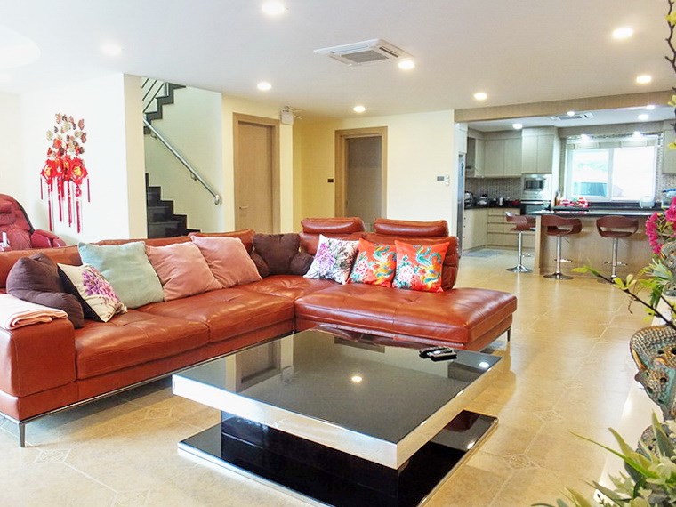 House for rent East Pattaya showing the living area and kitchen 