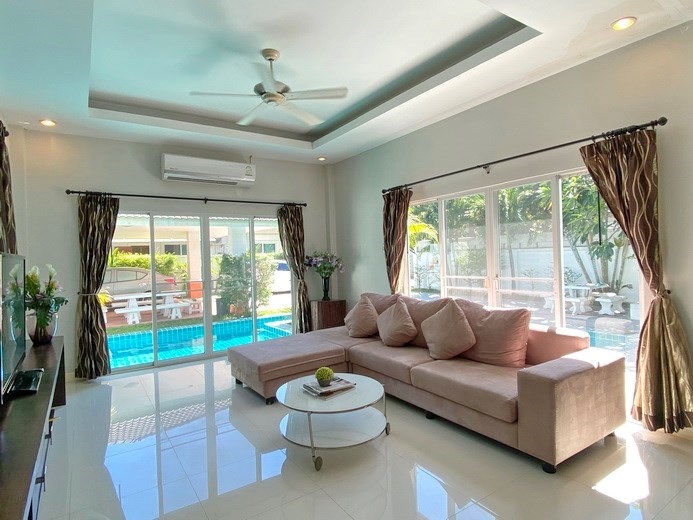 House for rent East Pattaya showing the living area pool view 