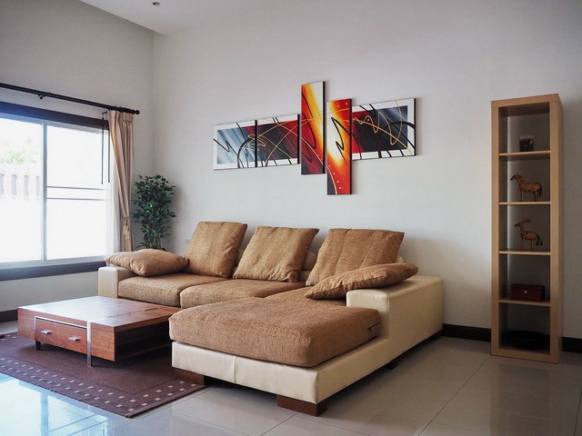 House for rent East Pattaya showing the living room House for rent East Pattaya showing the living room