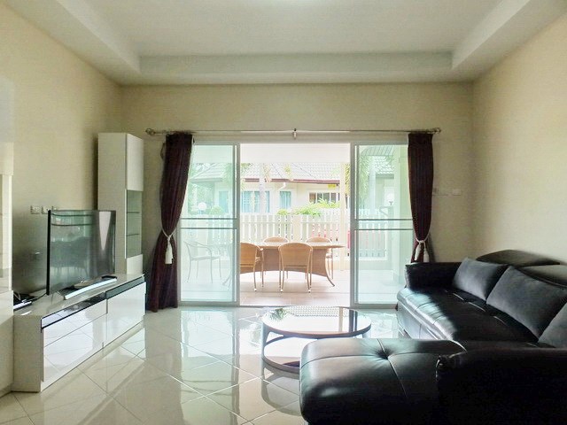 House for Rent East Pattaya showing the living room 