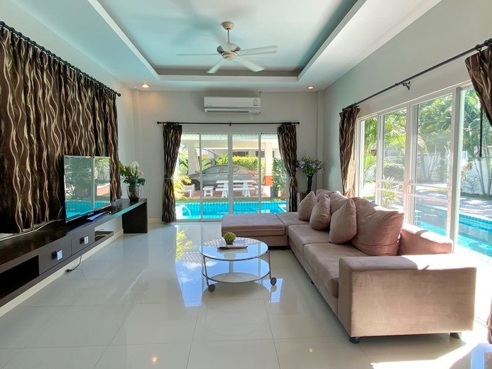 House for rent East Pattaya showing the living room 