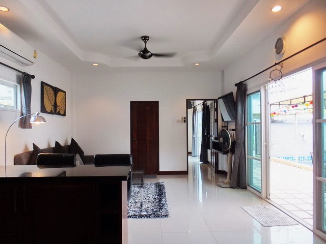 House for rent East Pattaya showing the living room with pool view