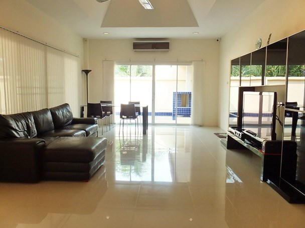 House for rent East Pattaya showing the living room pool view 