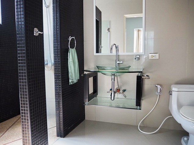 House for rent East Pattaya showing the master bathroom House for rent East Pattaya showing the master bathroom