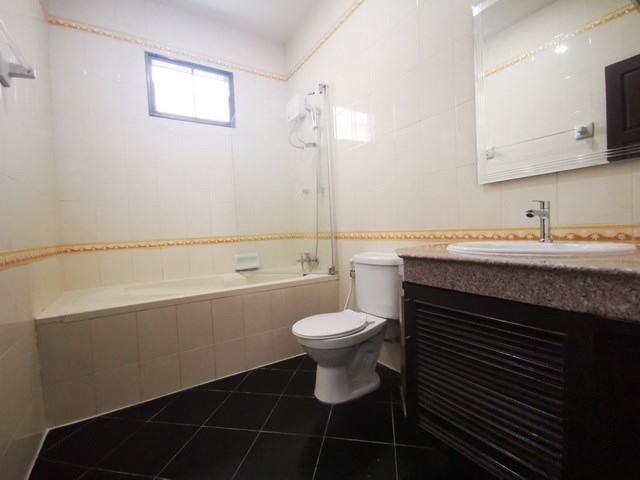 House for rent East Pattaya showing the  master bathroom