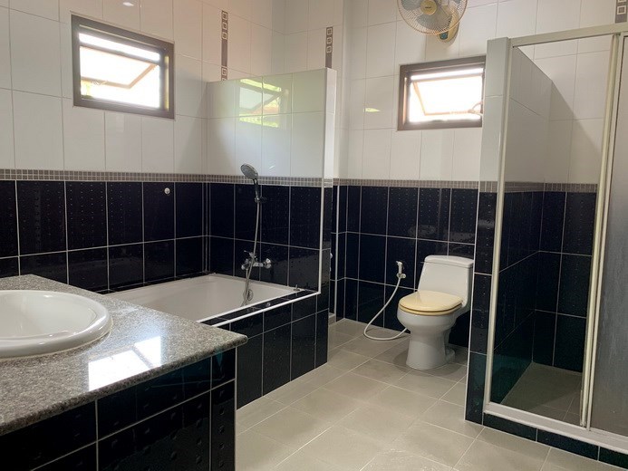 House for rent East Pattaya showing the master bathroom 