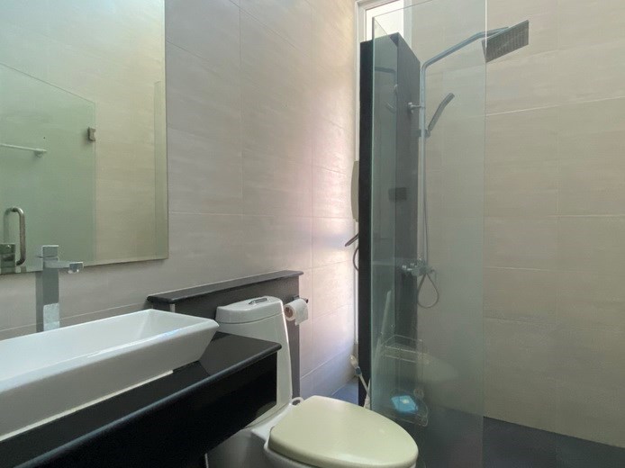 House for rent East Pattaya showing the master bathroom House for rent East Pattaya showing the master bathroom