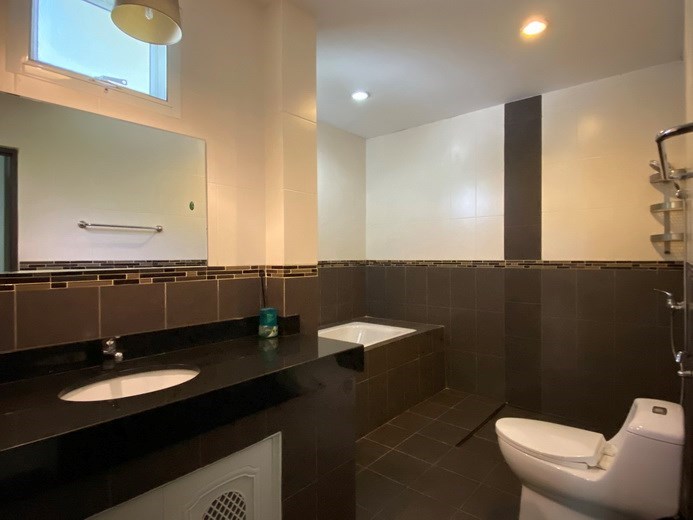 House for rent East Pattaya showing the master bathroom with bathtub 