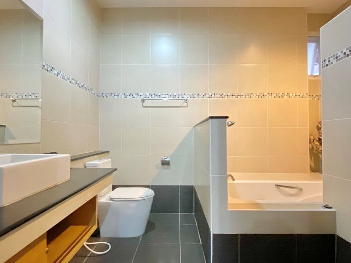 House for rent East Pattaya showing the master bathroom