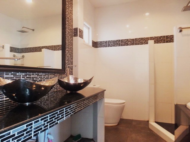 House for rent East Pattaya showing the master bathroom