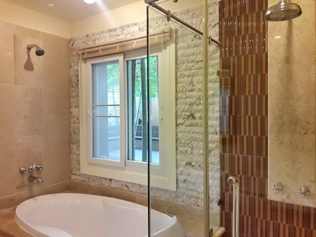 House For rent East Pattaya showing the master bathroom with bathtub House For rent East Pattaya showing the master bathroom with bathtub
