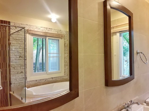 House For rent East Pattaya showing the master bathroom House For rent East Pattaya showing the master bathroom