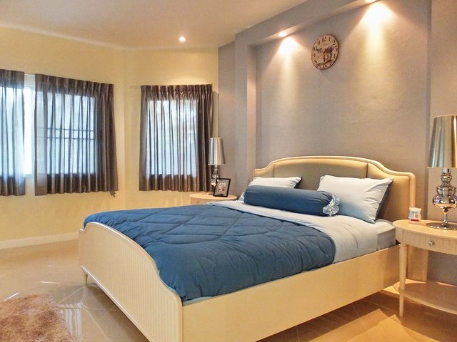 House for rent East Pattaya showing the master bedroom