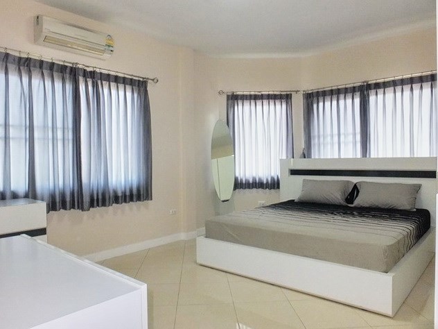 House for Rent East Pattaya showing the master bedroom 