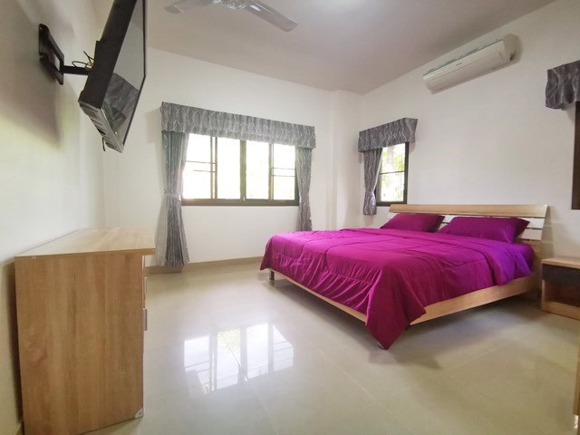 House for rent East Pattaya showing the master bedroom