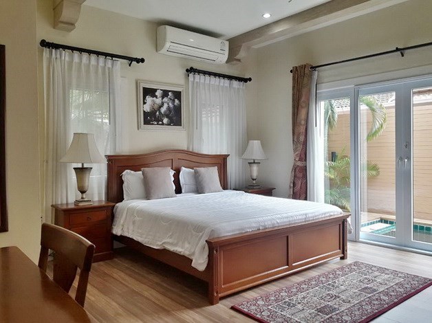 House For rent East Pattaya showing the master bedroom with pool view House For rent East Pattaya showing the master bedroom with pool view