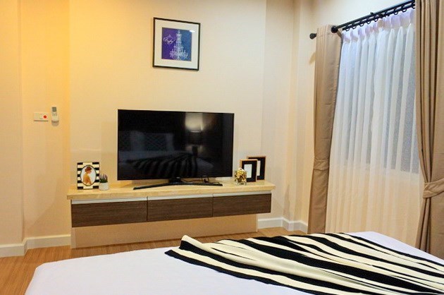 House for rent East Pattaya showing the master bedroom with TV 