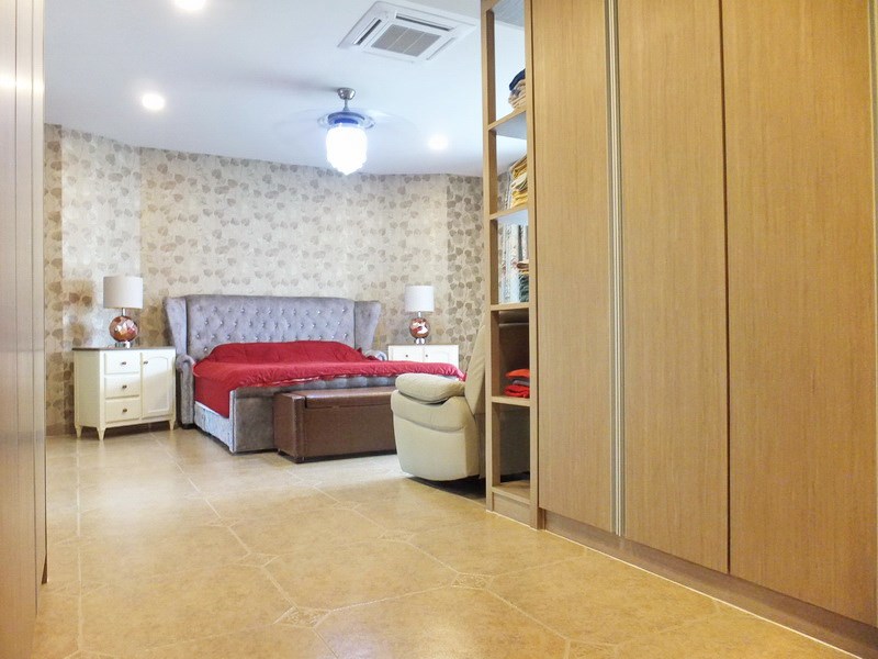 House for rent East Pattaya showing the master bedroom suite 