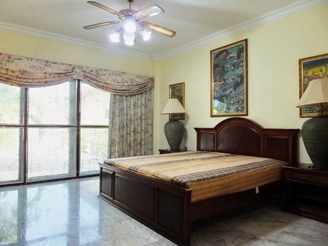 House for rent East Pattaya showing the master bedroom with pool view 