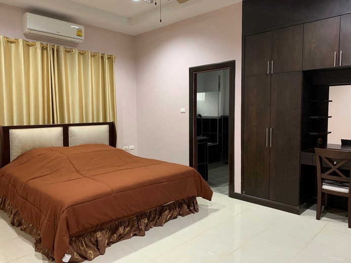 House for rent East Pattaya showing the master bedroom suite 