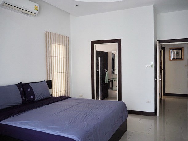 House for rent East Pattaya showing the master bedroom suite House for rent East Pattaya showing the master bedroom suite