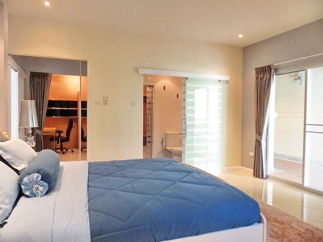 House for rent East Pattaya showing the master bedroom suite 